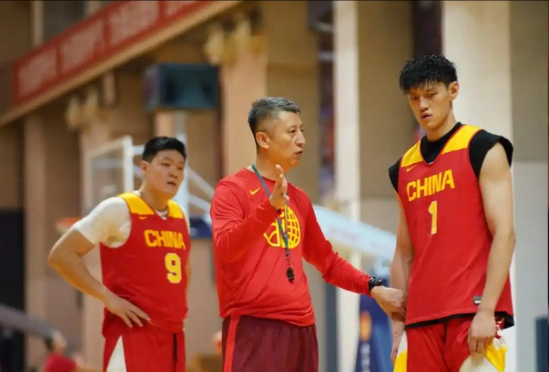 易倍体育-徐杰健康时不选，伤了又征召，球迷怒批郭士强：就不能召郭昊文？