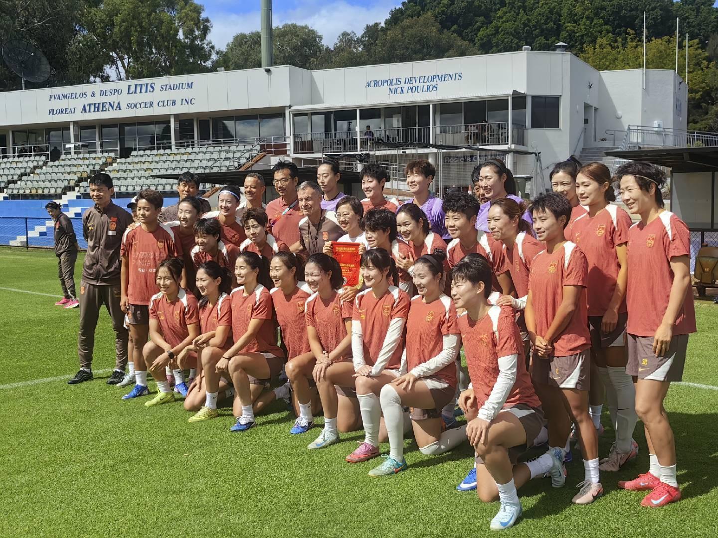 易倍体育-中国驻珀斯总领事前来探望女足；陈巧珠恢复合练