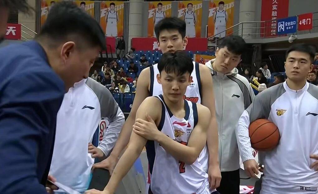易倍体育app下载-广东男篮加时险胜青岛 北京男篮力克广州 广厦把山东男篮打出四强