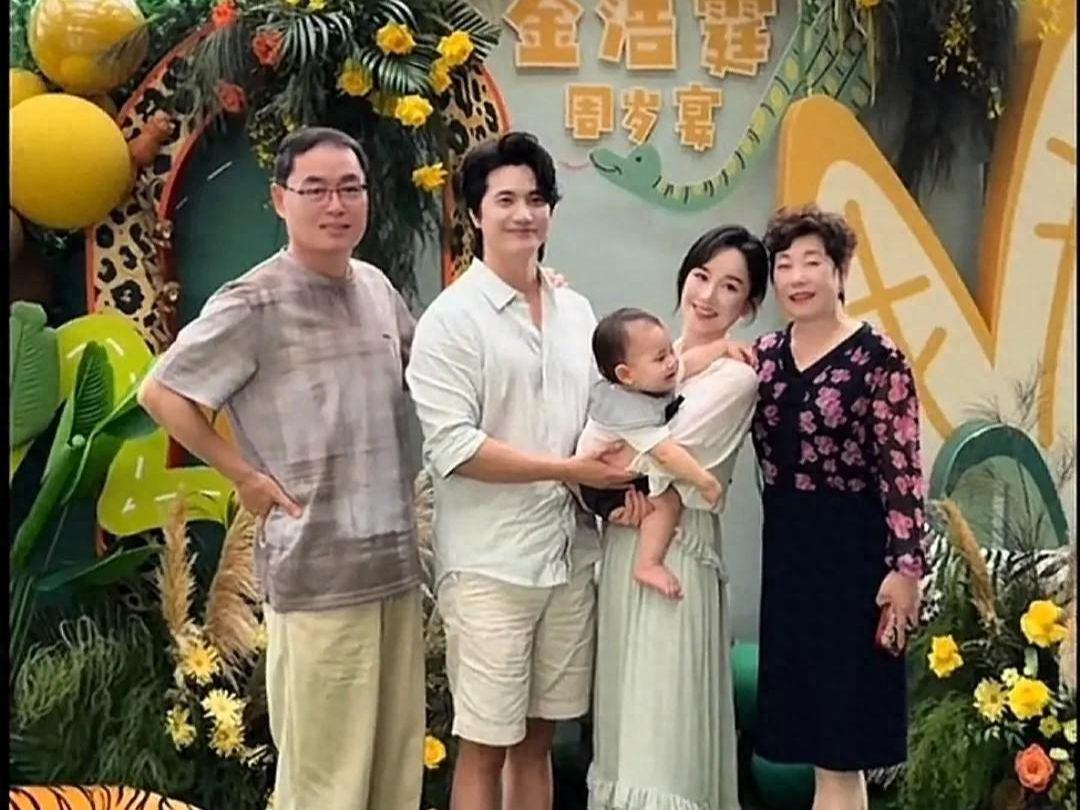 易倍体育官方网站-张檬儿子周岁宴排面拉满，爸爸全程温柔抱哄，被全家宠成小宝贝